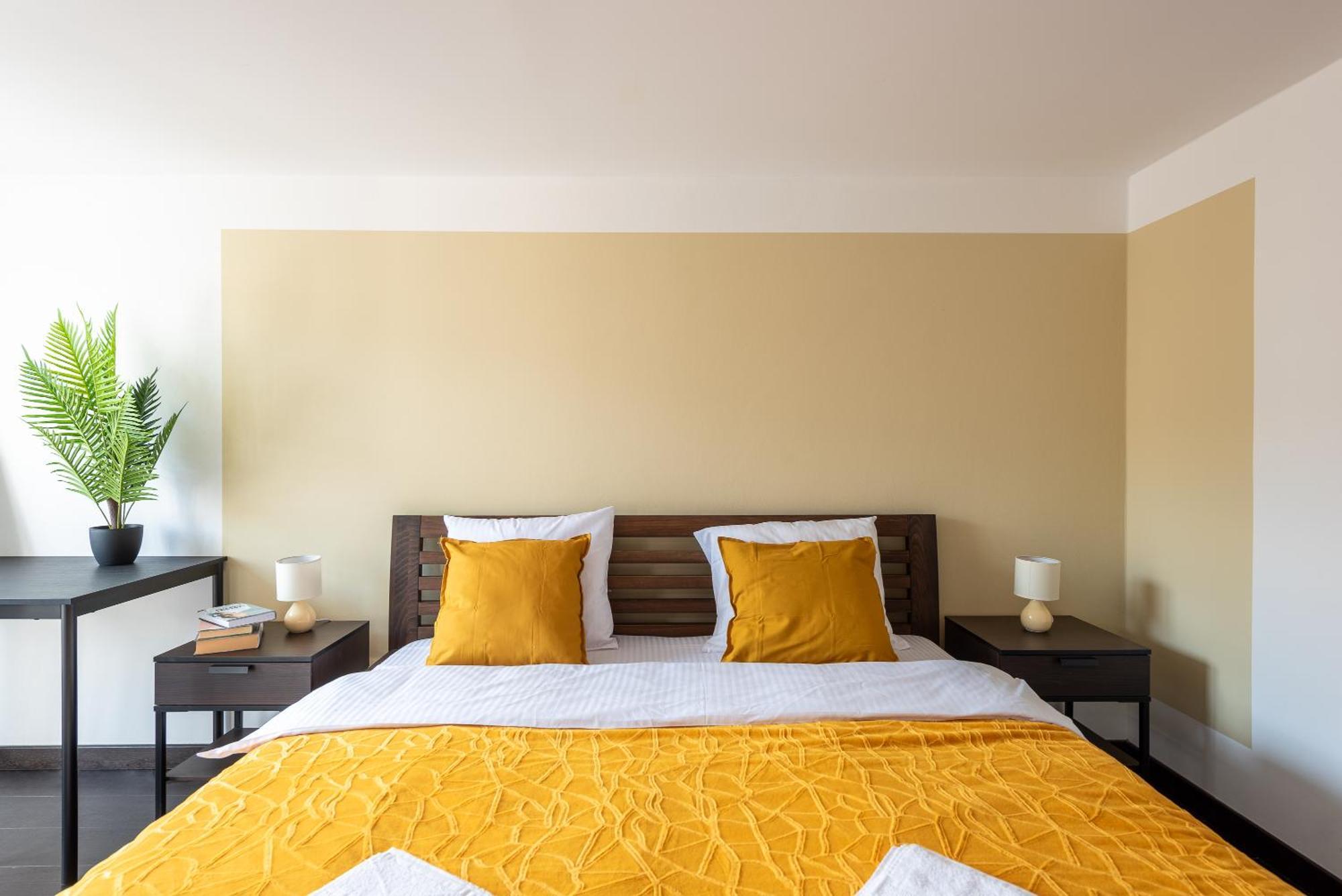 Apartments With Large Balcony, Parking براغ المظهر الخارجي الصورة