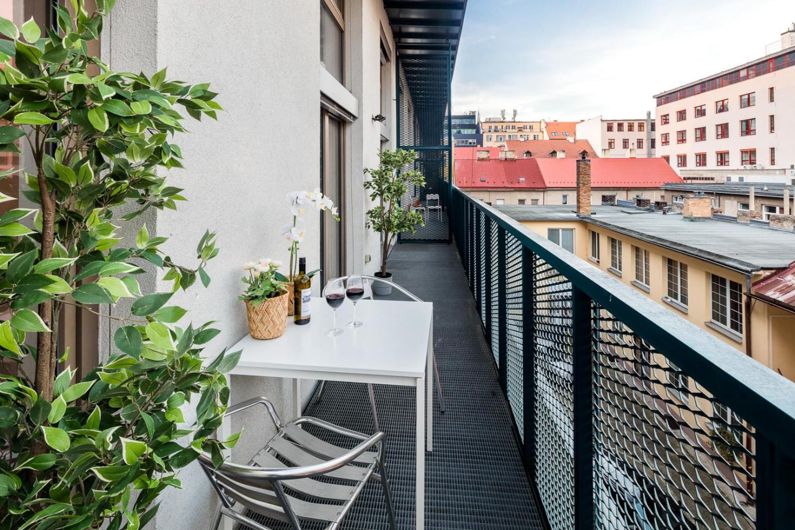 Apartments With Large Balcony, Parking براغ المظهر الخارجي الصورة