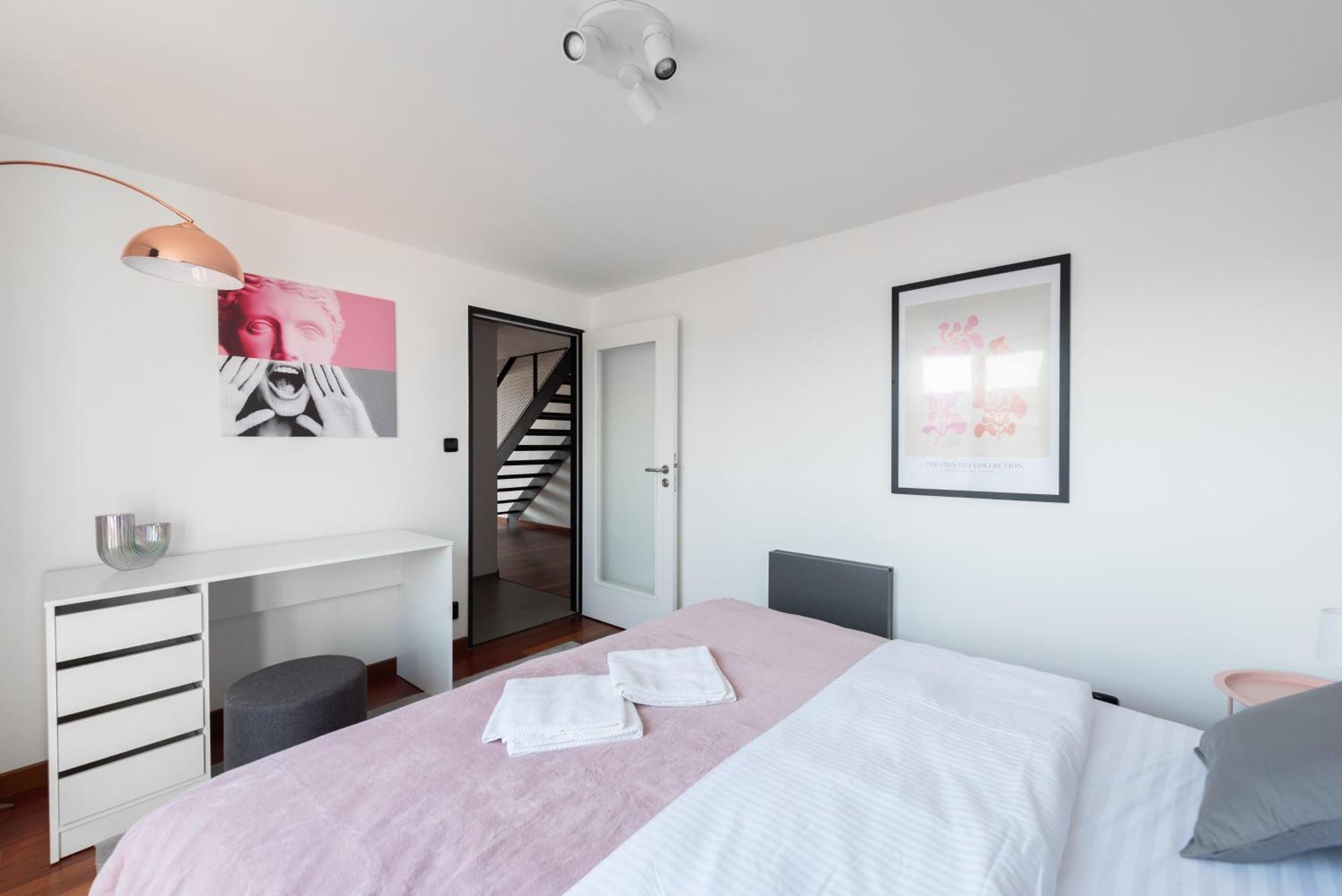 Apartments With Large Balcony, Parking براغ المظهر الخارجي الصورة