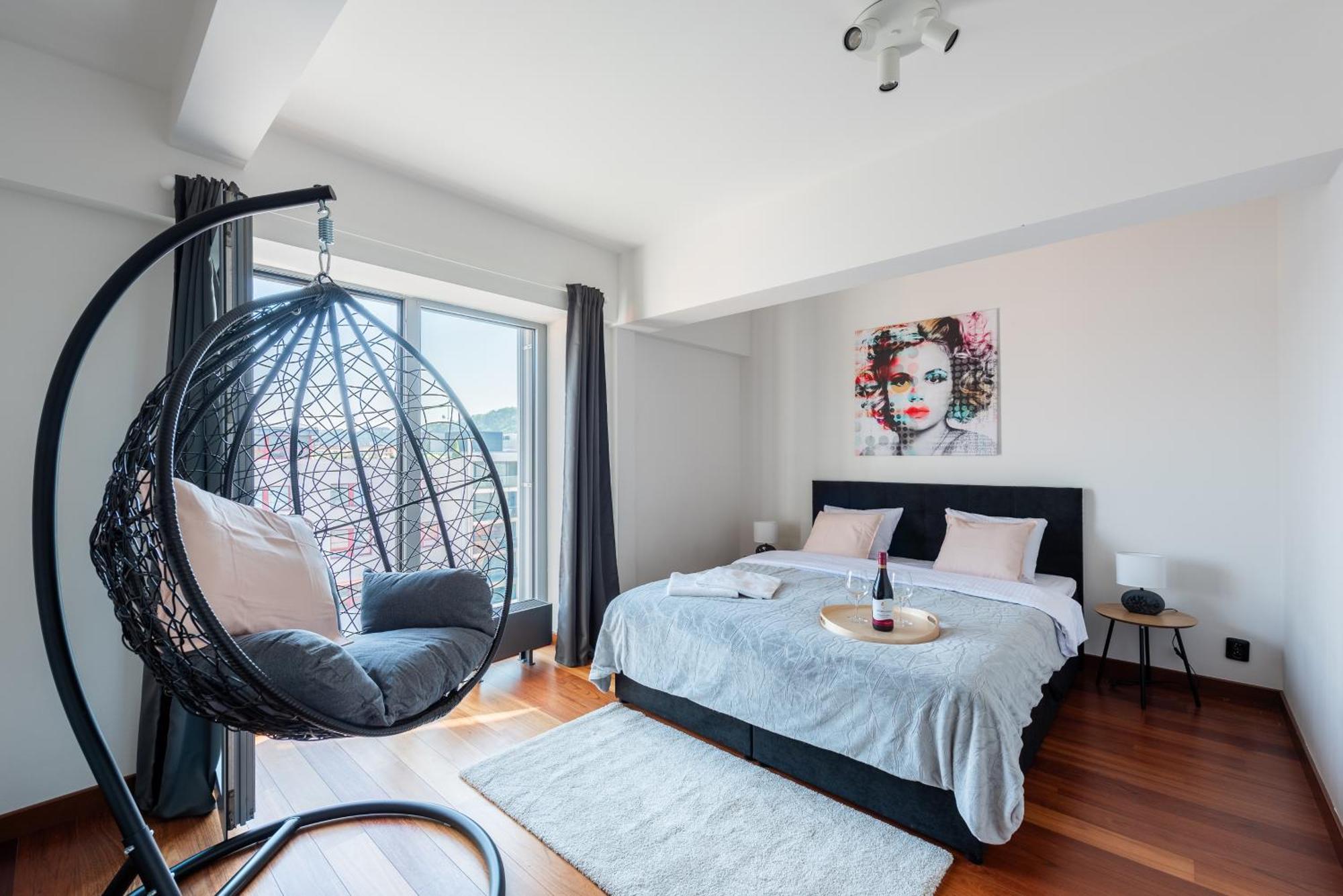 Apartments With Large Balcony, Parking براغ المظهر الخارجي الصورة