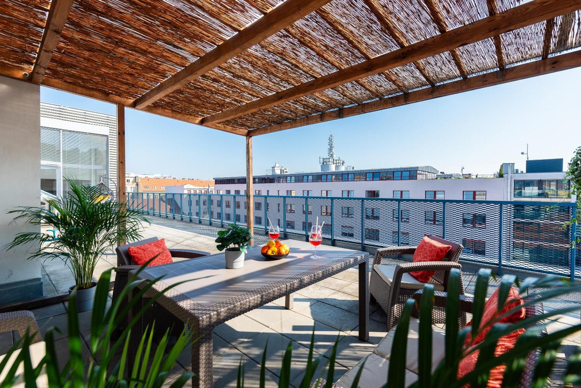 Apartments With Large Balcony, Parking براغ المظهر الخارجي الصورة