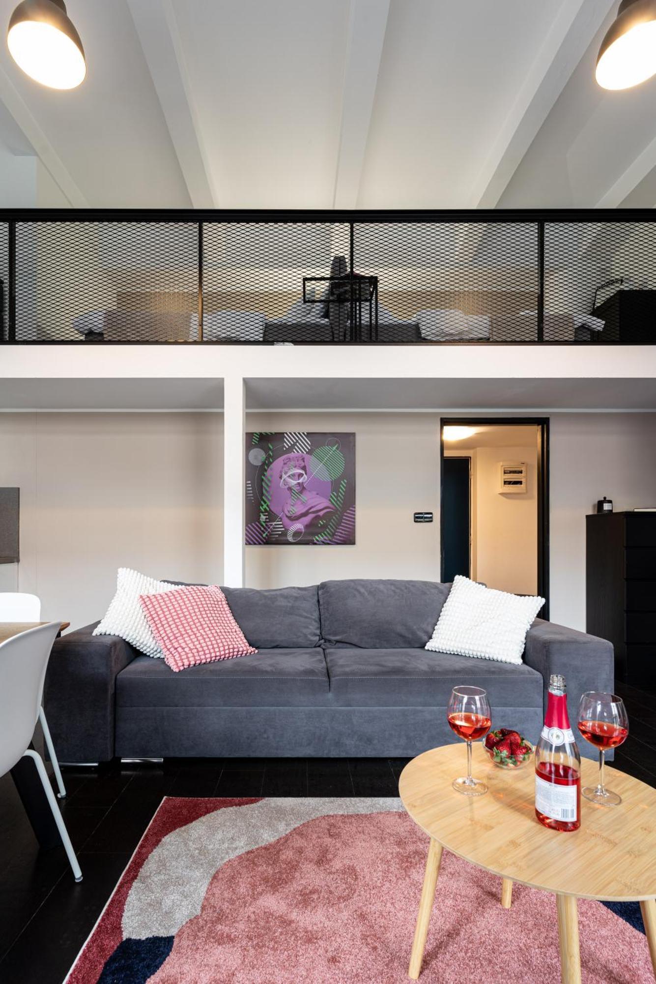 Apartments With Large Balcony, Parking براغ المظهر الخارجي الصورة