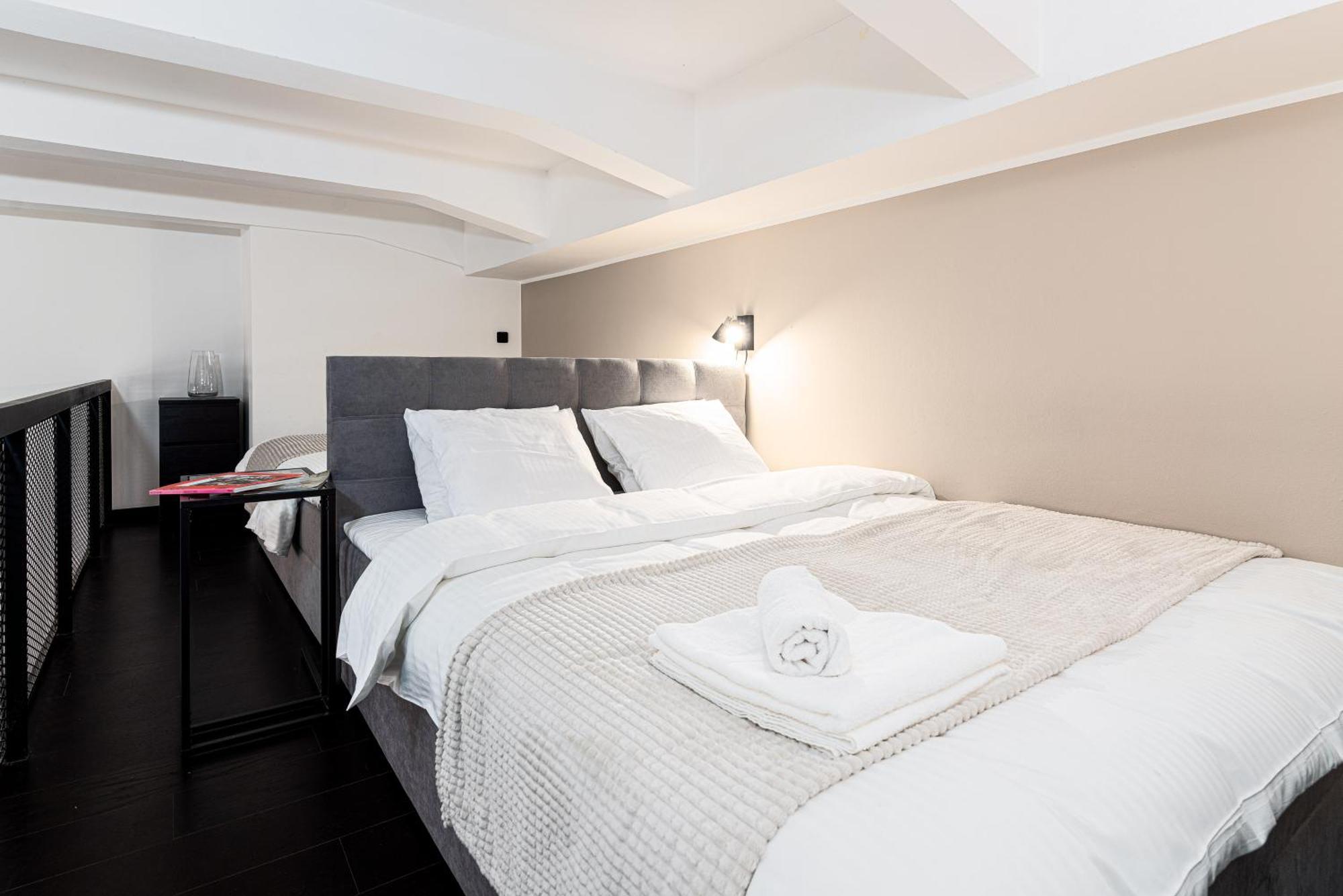 Apartments With Large Balcony, Parking براغ المظهر الخارجي الصورة