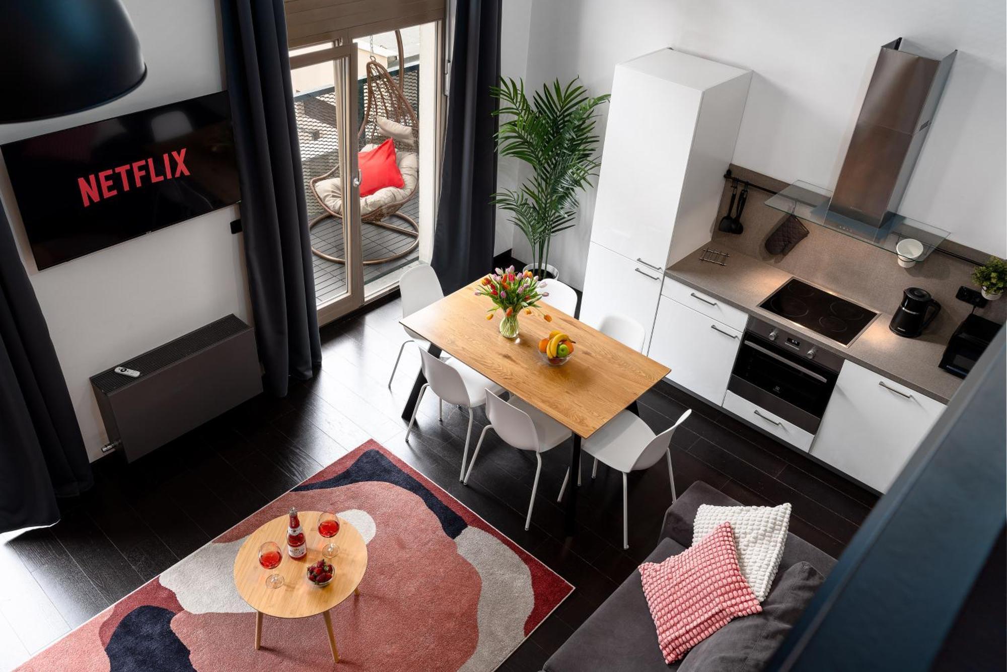 Apartments With Large Balcony, Parking براغ المظهر الخارجي الصورة