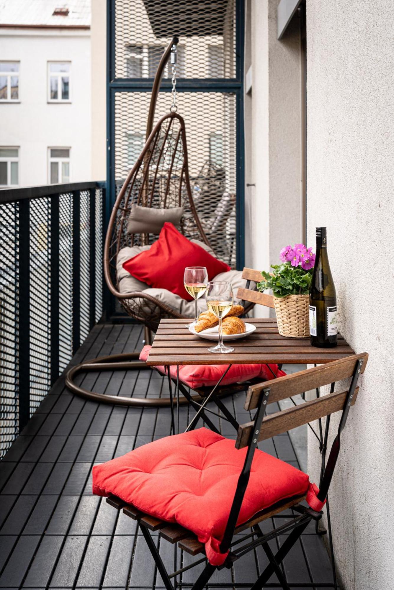 Apartments With Large Balcony, Parking براغ المظهر الخارجي الصورة