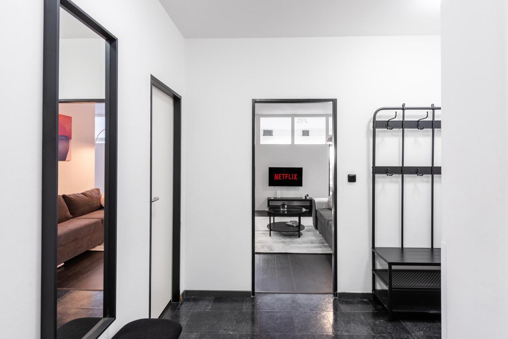 Apartments With Large Balcony, Parking براغ المظهر الخارجي الصورة