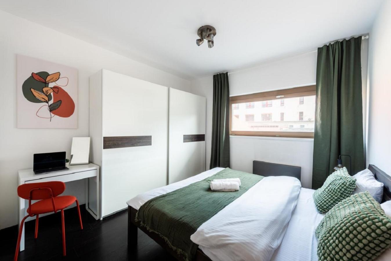 Apartments With Large Balcony, Parking براغ المظهر الخارجي الصورة