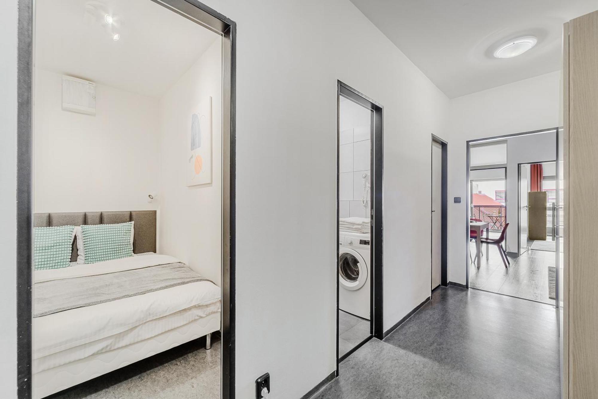 Apartments With Large Balcony, Parking براغ المظهر الخارجي الصورة