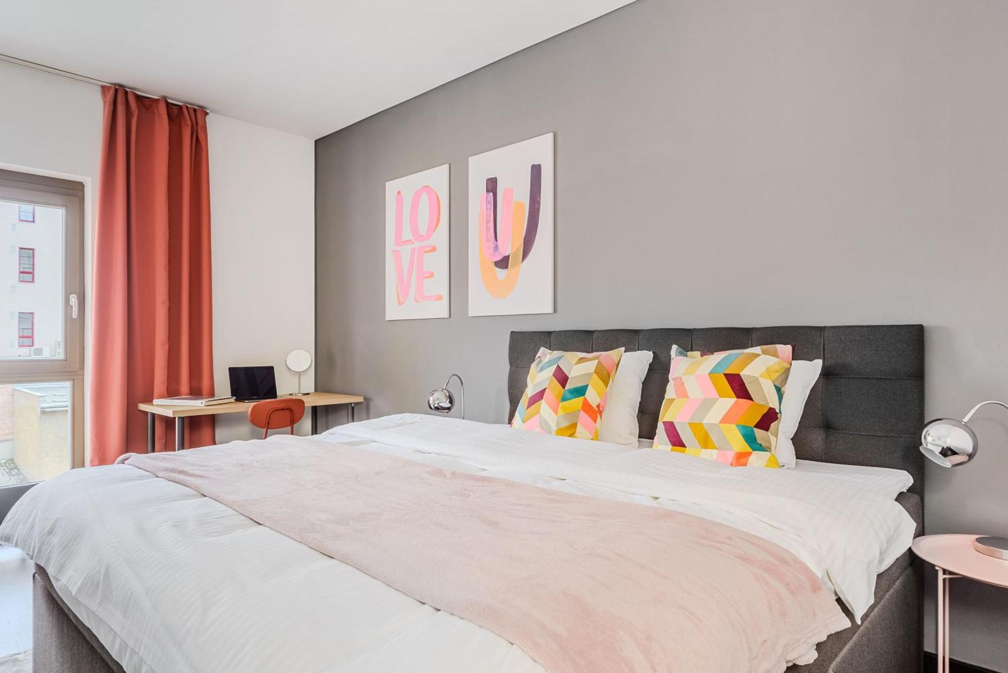 Apartments With Large Balcony, Parking براغ المظهر الخارجي الصورة
