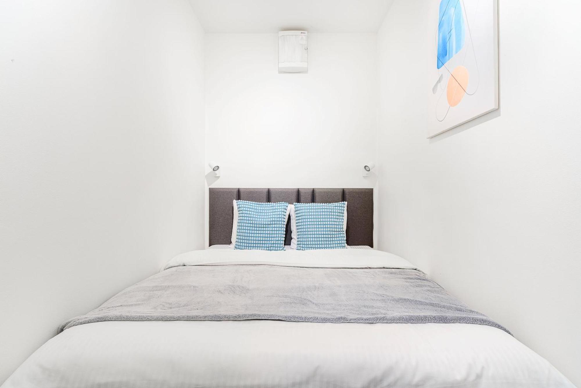 Apartments With Large Balcony, Parking براغ المظهر الخارجي الصورة