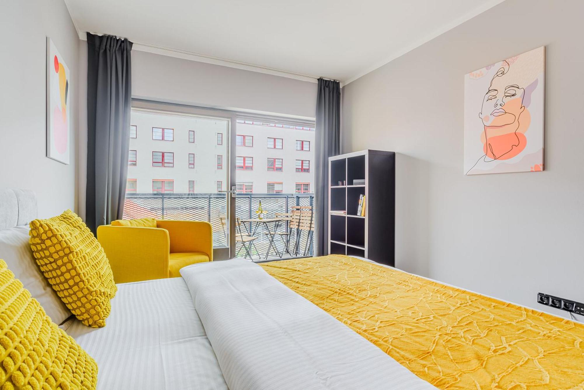 Apartments With Large Balcony, Parking براغ المظهر الخارجي الصورة
